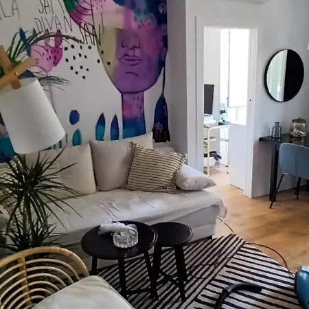 Charming Close To The Old Town & A Free Tour Appartamento *